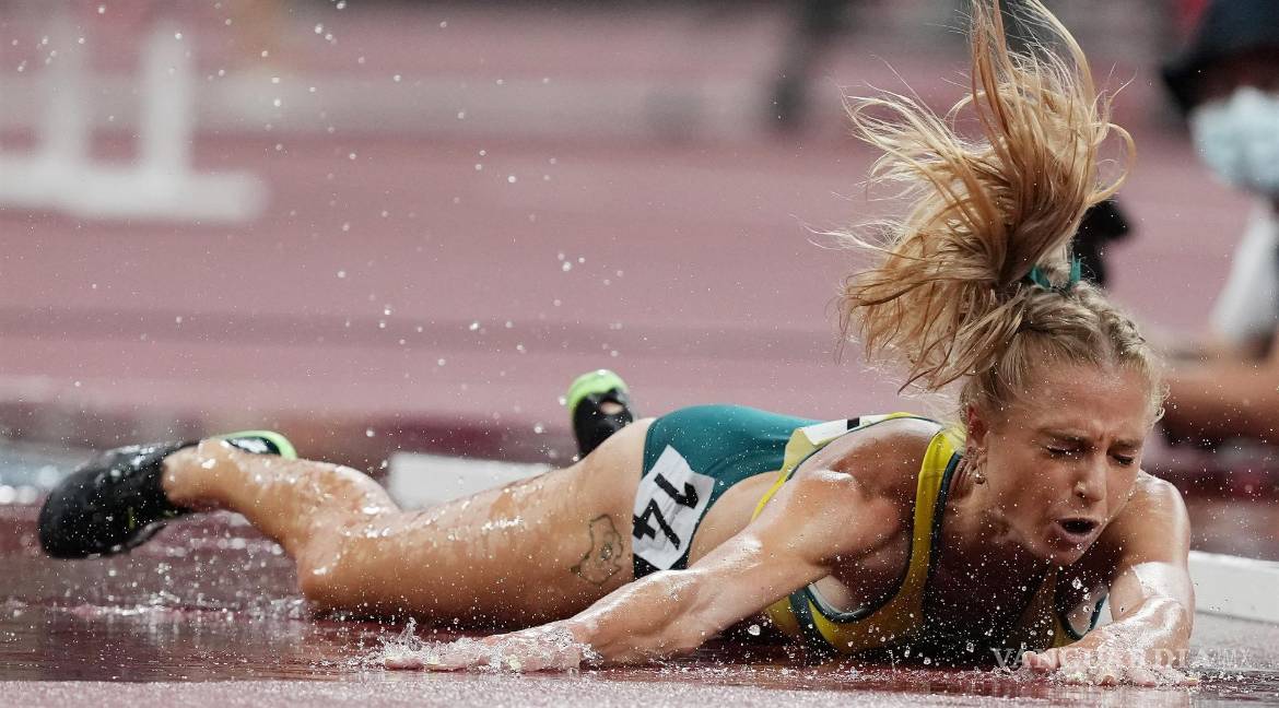 $!Genevieve Gregson de Australia reacciona después de caer con una ruptura de Aquiles durante la carrera de obstáculos de 3000m de mujeres en el Estadio Olímpico durante los Juegos Olímpicos de Tokio. EFE