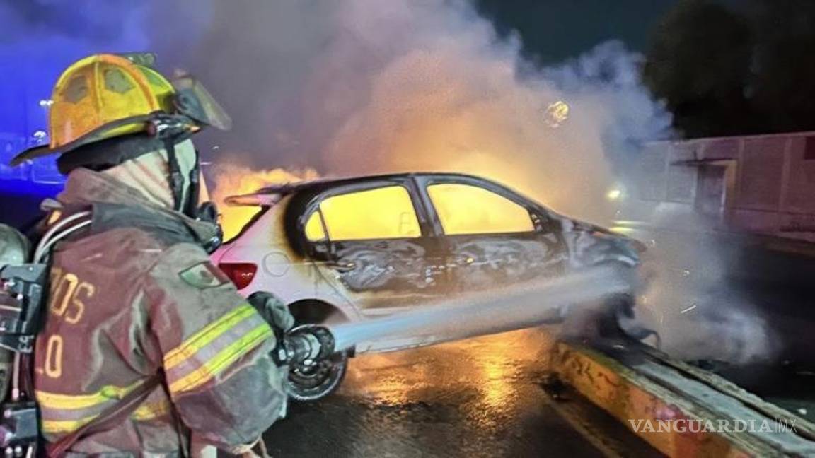 $!Bomberos de la estación 26 de Marzo atendieron el llamado de emergencia y controlaron el incendio.