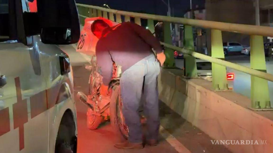 $!La caída ocurrió cuando un vehículo presuntamente le cerró el paso sobre el bulevar Jesús Valdez Sánchez.