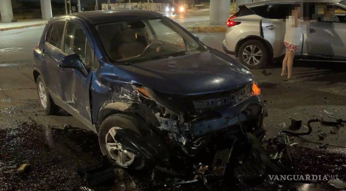 $!La camioneta Trax resultó con daños en la carrocería, pero sus ocupantes salieron ilesos.