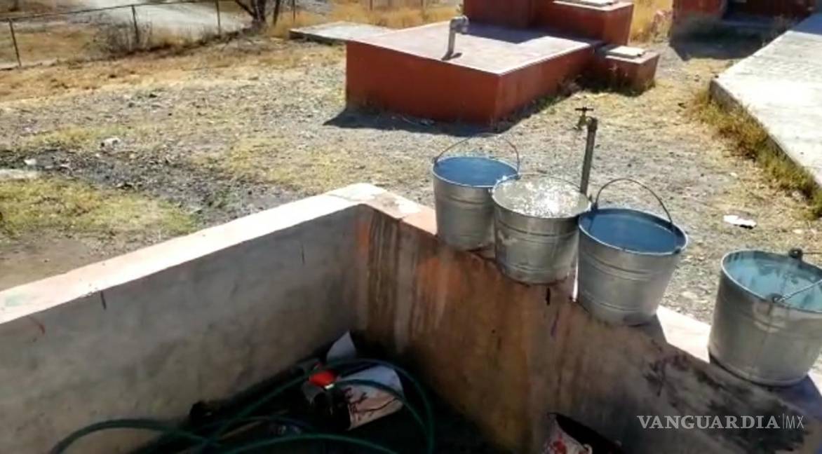 $!“A los sanitarios tienen que ponerles agua a botes, las tuberías están rotas, y se tira mucha agua, por lo que genera también un peligro por el lodo”, expresó.