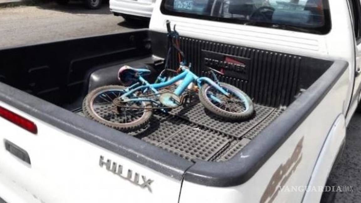 Niño de 11 años roba pickup de su padre, sube su bici y huye de casa