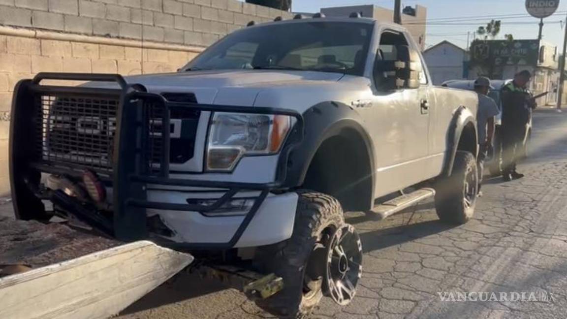 $!En el choque participaron una camioneta Ford tipo pick up y un automóvil Nissan.