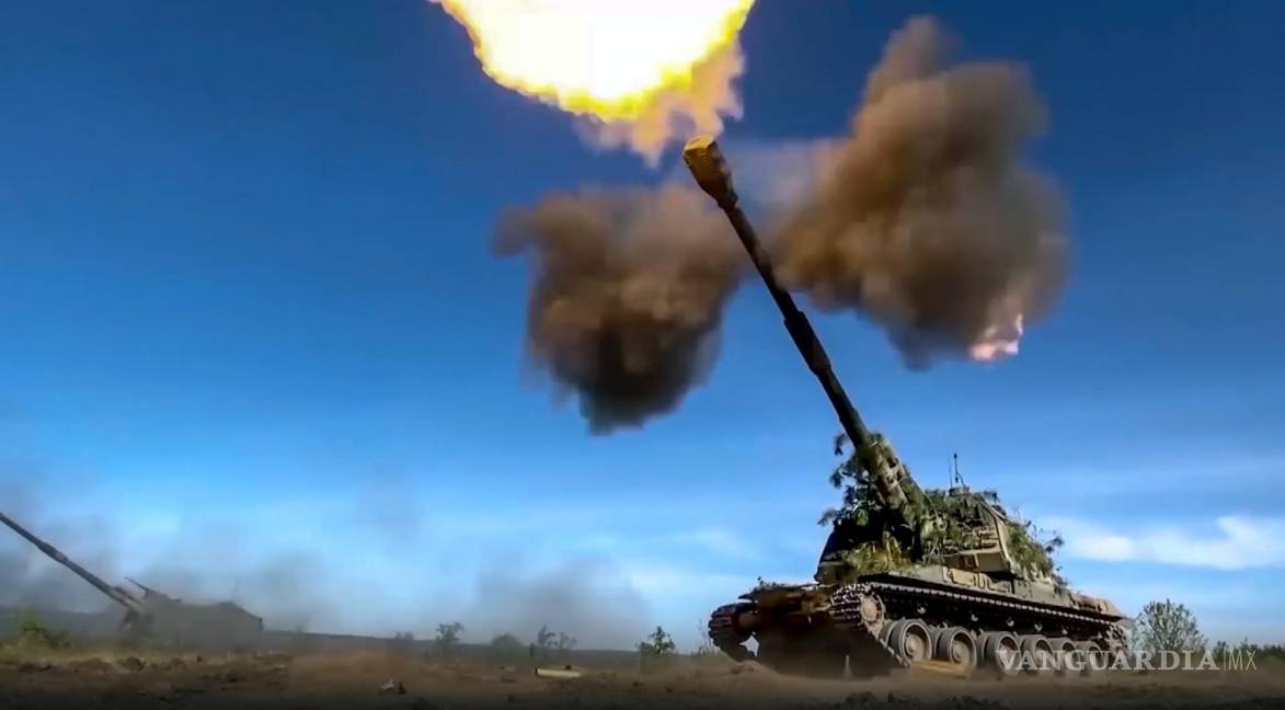 $!Un tanque ruso disparar hacia posiciones militares ucranianas en un lugar no revelado.