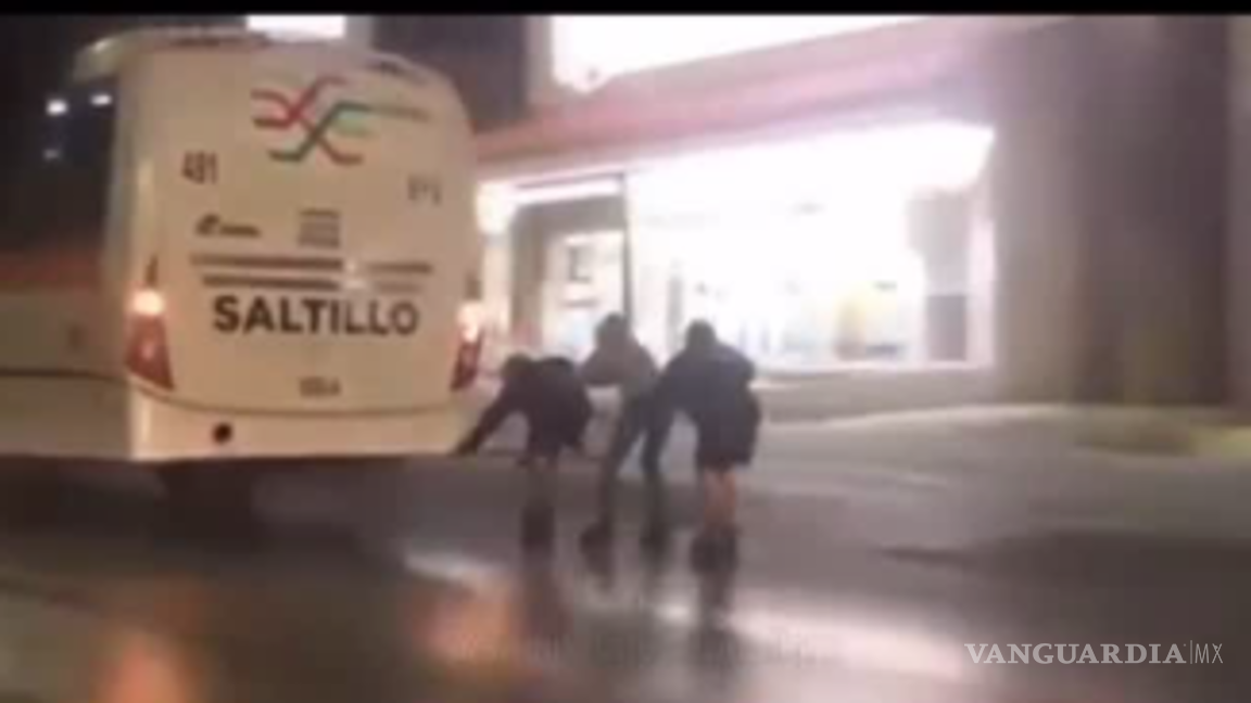 Aquí el transporte más económico de Saltillo; un par de patines y buena técnica (video)