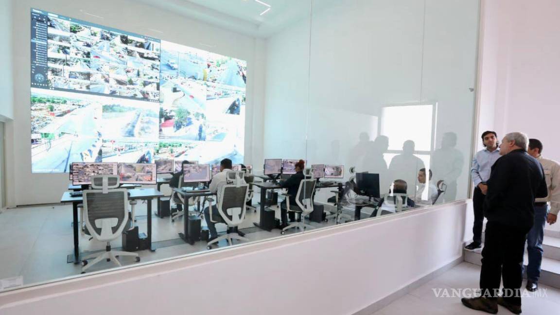 $!El alcalde José María Fraustro Siller supervisó la instalación del sistema video wall de vigilancia.