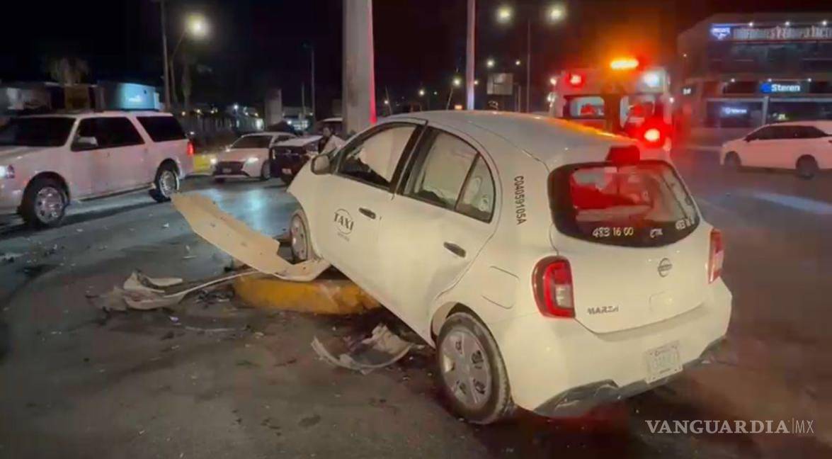 $!El taxi golpeó un semáforo durante el accidente, generando daños materiales en la zona.