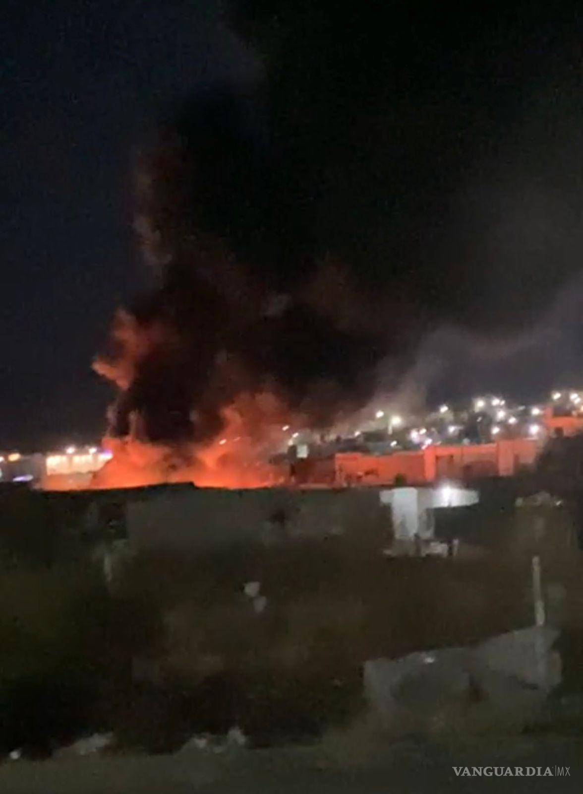 $!El incendio fue visible desde varias colonias cercanas, lo que generó la preocupación de los vecinos.