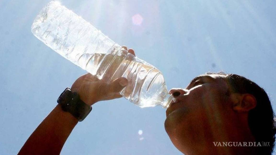 Proponen beber abundante agua para mitigar calor