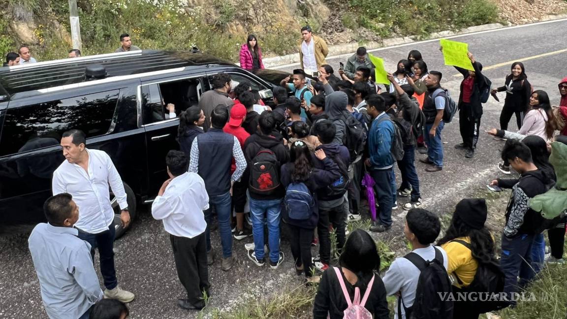 Indígenas cierran paso a AMLO en Sierra de Guerrero; tras atenderlos prosigue su camino