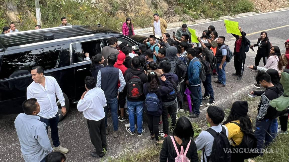 Indígenas cierran paso a AMLO en Sierra de Guerrero; tras atenderlos prosigue su camino