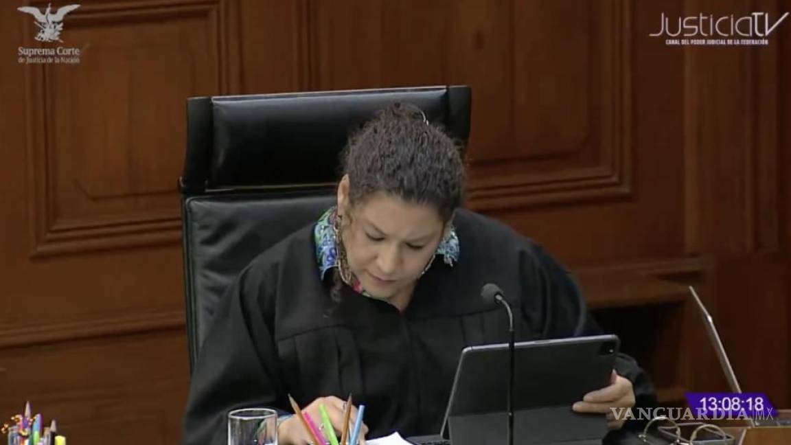 Critican a la ministra Lenia Batres por usar “acordeón” en sesión de la SCJN