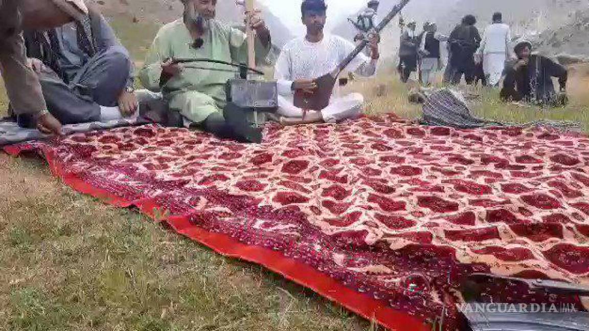 Talibanes ejecutan a cantante de folk, prohíben la música en público