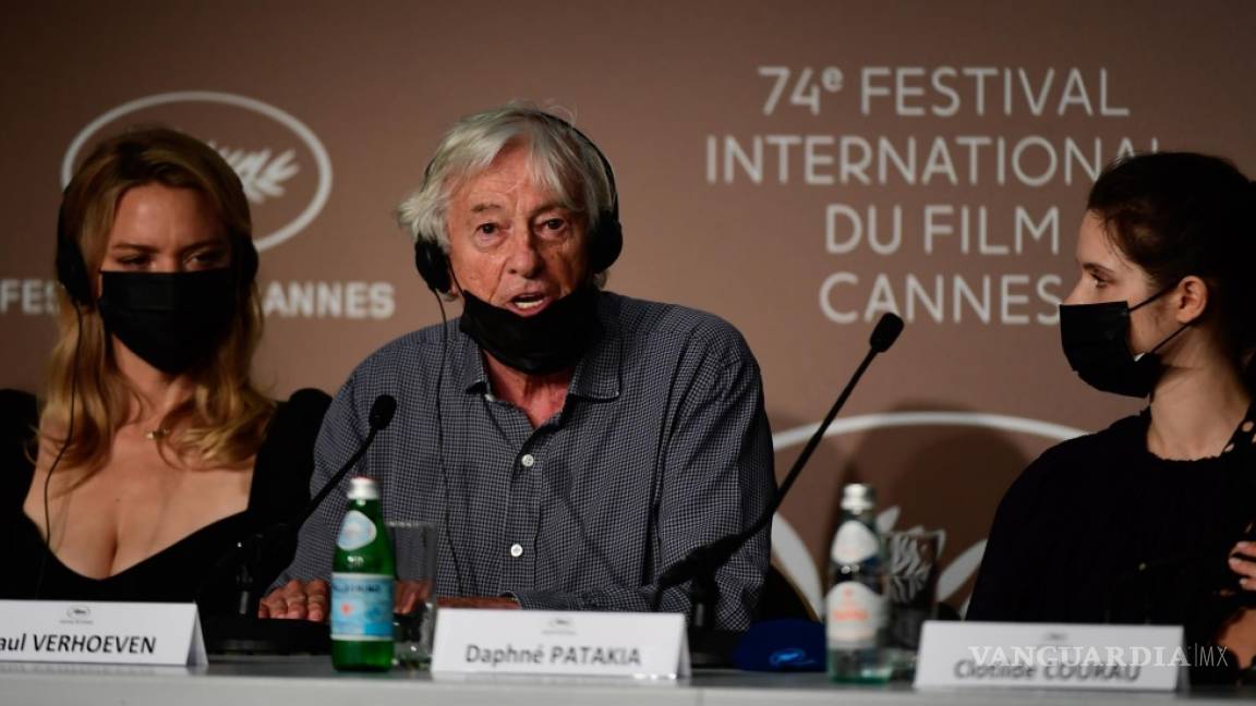 Paul Verhoeven presenta en Cannes su polémico film sobre una monja lesbiana