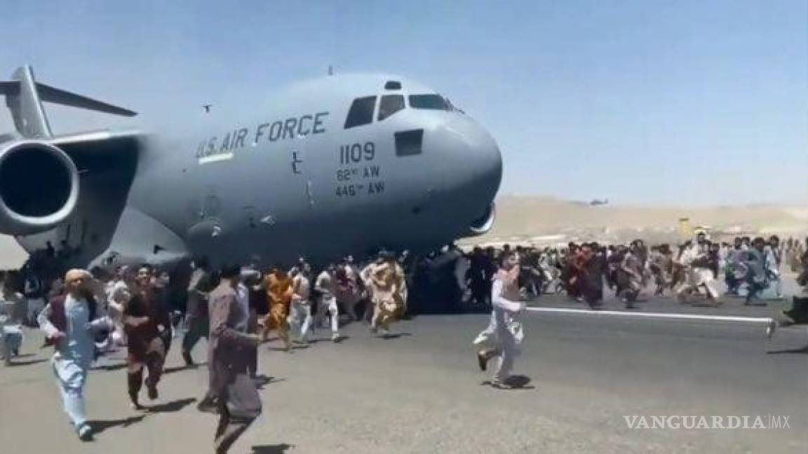 Afganos se aferran a un avión de la Fuerza Aérea de EU, mientras despega en Kabul: video
