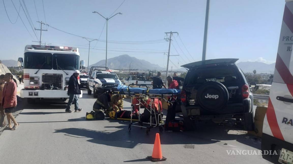 Por exceso de velocidad, mujer sufre accidente y queda atrapada en su camioneta en Saltillo