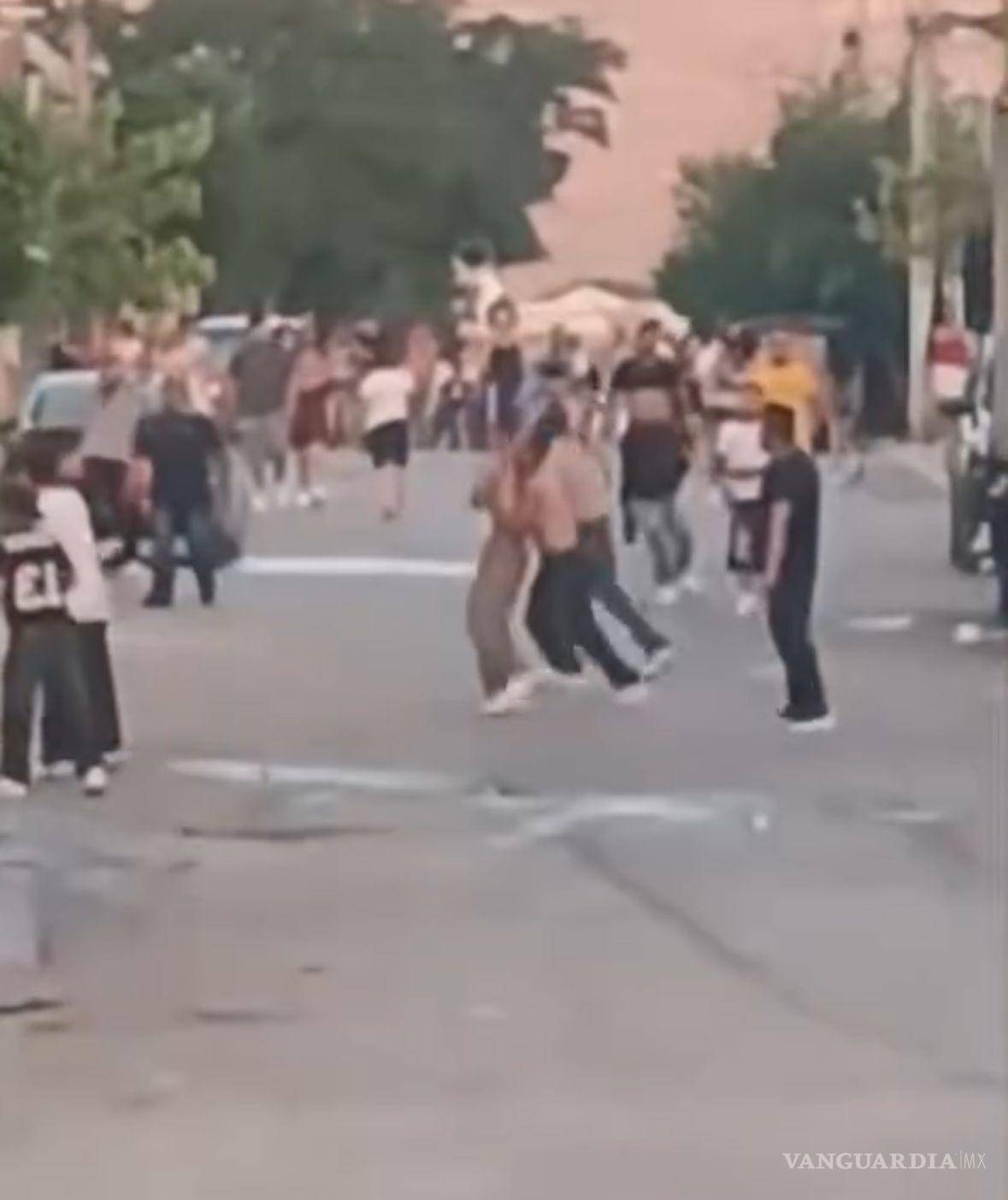 $!Testigos señalaron que el enfrentamiento habría derivado de conflictos previos entre los participantes, quienes se enfrentaron en la vía pública.