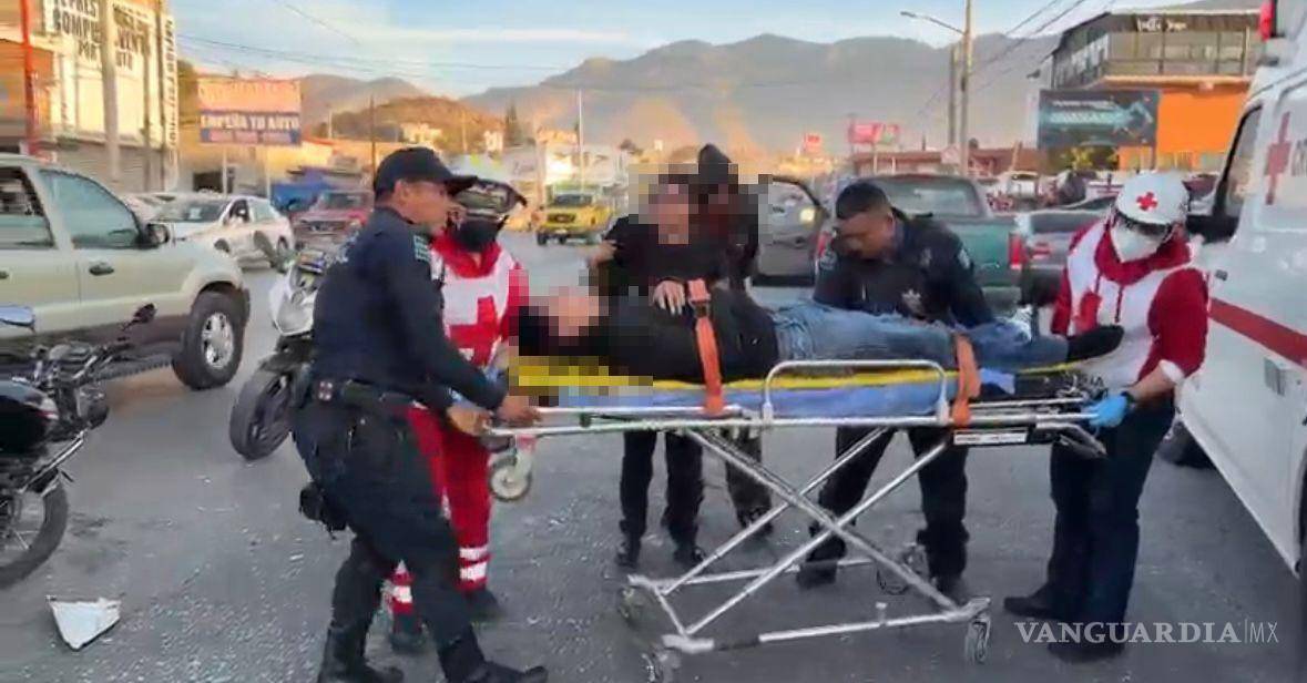 $!Paramédicos de la Cruz Roja brindaron atención al motociclista lesionado tras el choque registrado en el bulevar Otilio González.