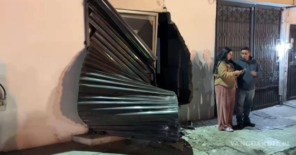 $!Vecinos retuvieron al conductor presuntamente ebrio mientras llegaban las autoridades municipales.