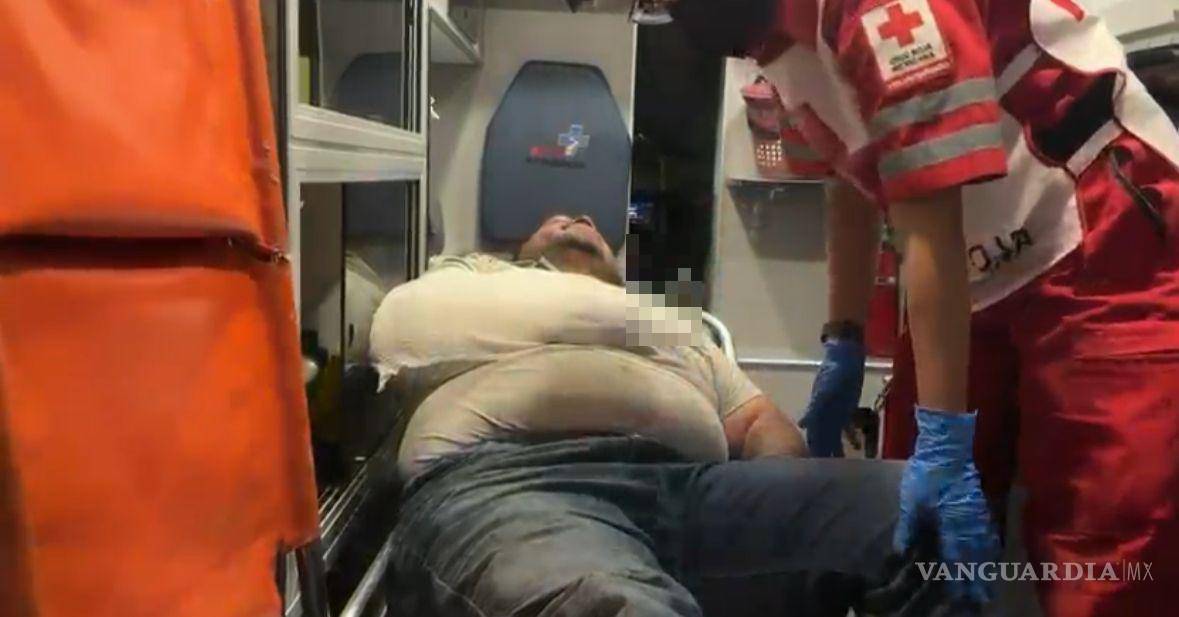 $!Paramédicos de la Cruz Roja trasladaron al motociclista a la Clínica número 2 del IMSS para su atención médica.