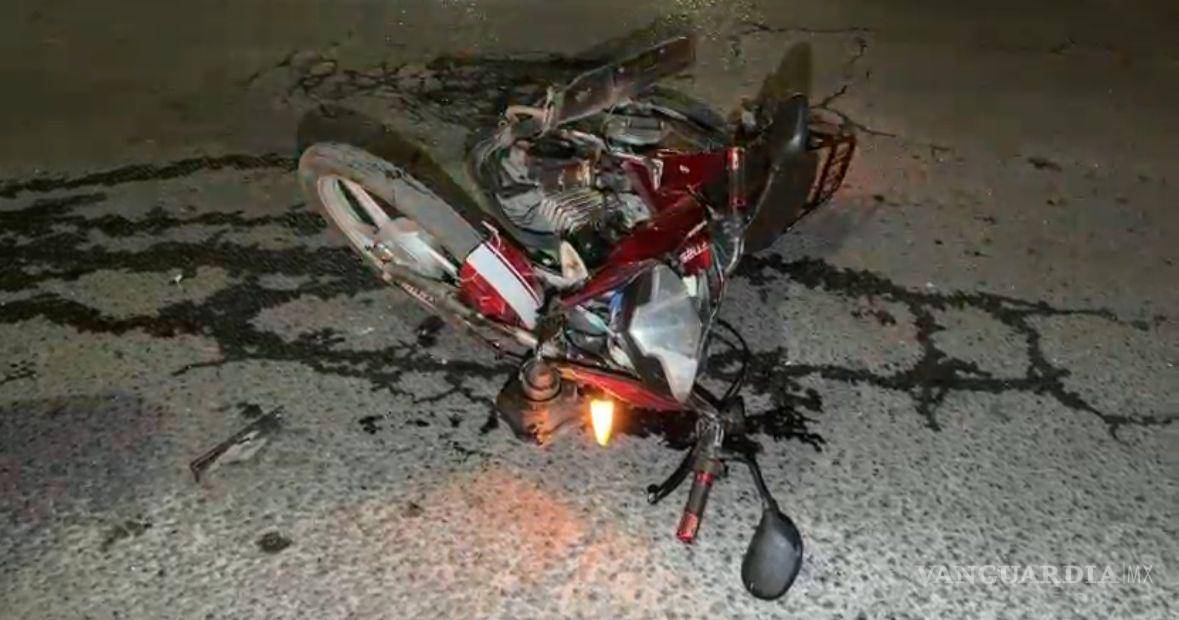 $!La motocicleta terminó con daños visibles luego de colisionar contra el costado del automóvil Mazda.