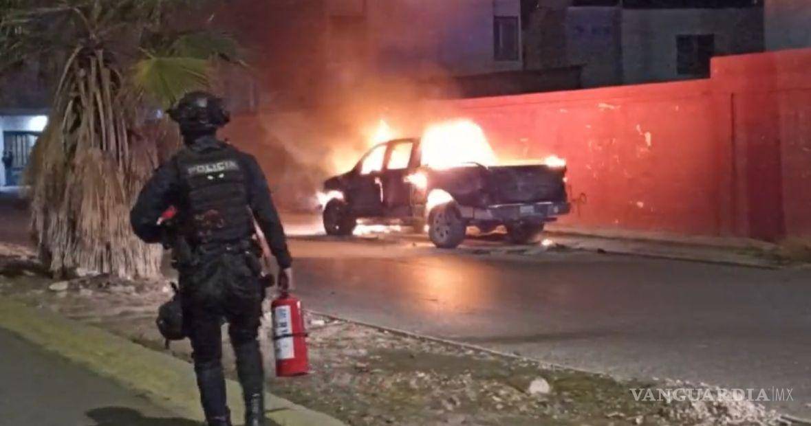 $!Policías municipales intentaron sofocar el fuego antes de la llegada de bomberos.