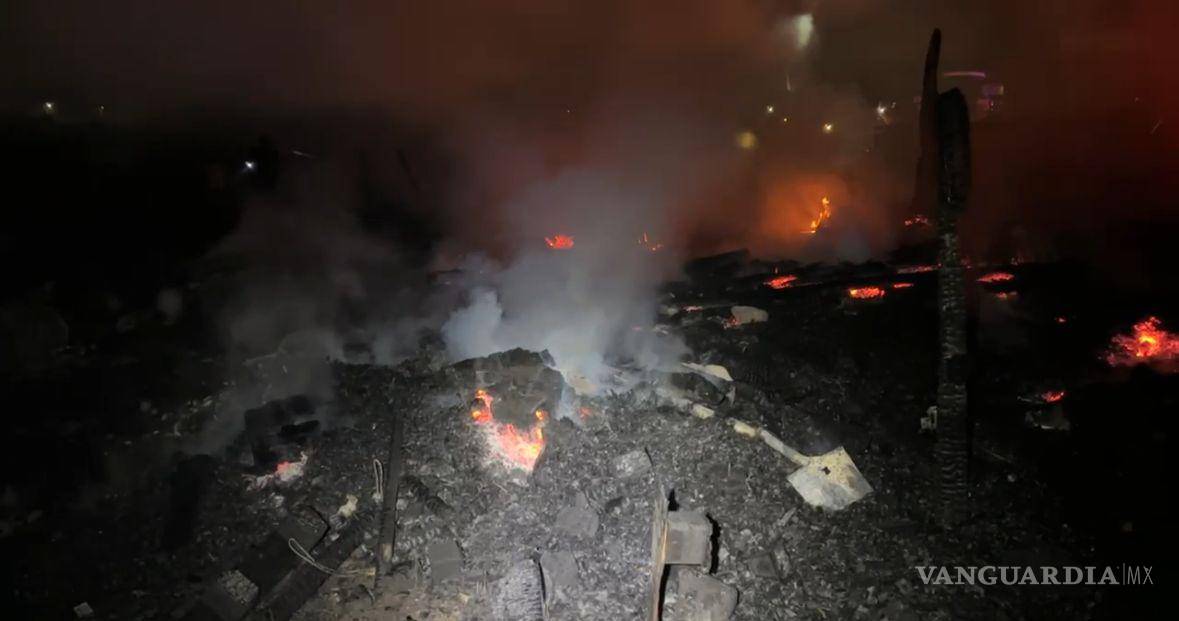 $!Cuatro tejabanes quedaron completamente calcinados tras el incendio registrado la noche del sábado.
