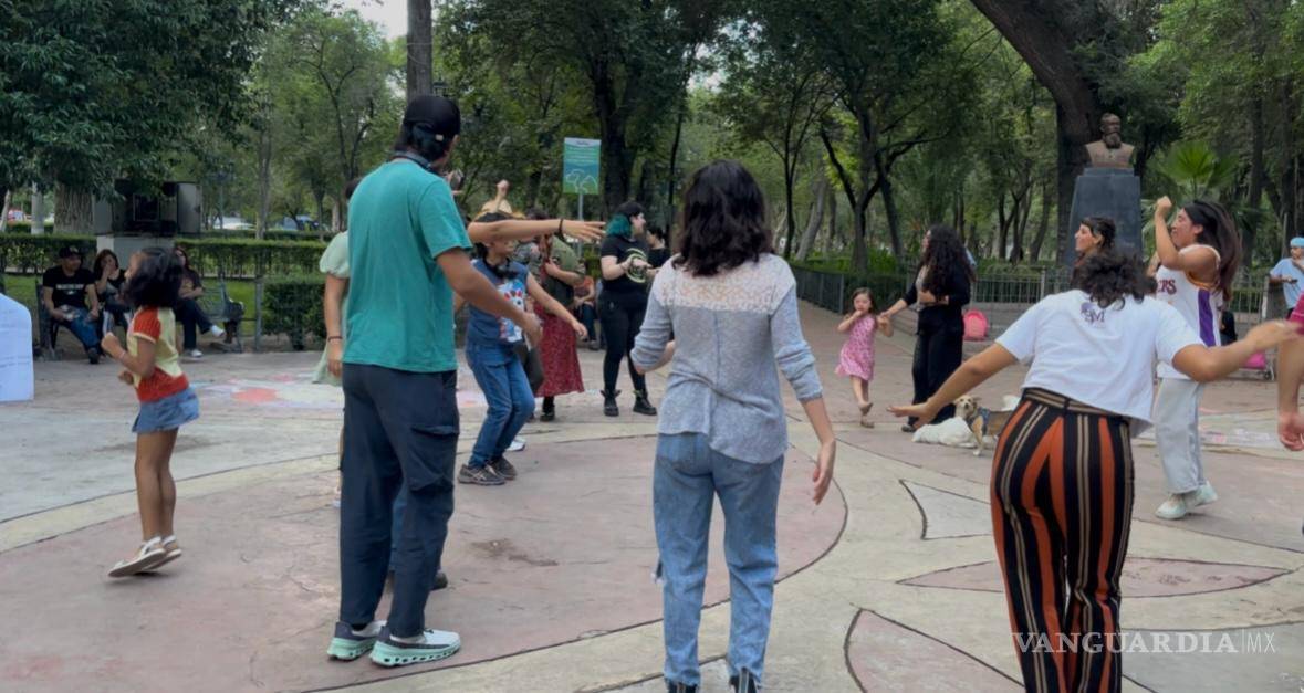 $!Participantes disfrutan del Baile Libre Saltillo, que busca rescatar los espacios públicos a través de la música y la convivencia.