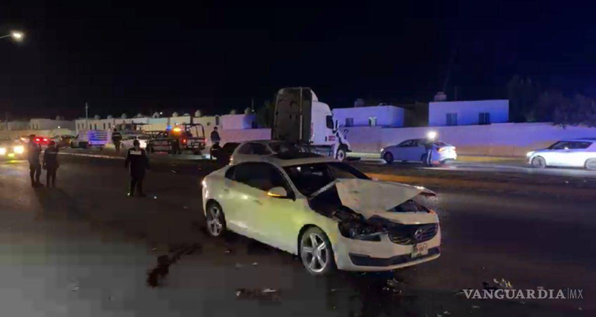 $!Oficiales de Tránsito Municipal acudieron para abanderar la zona y evitar otro percance.