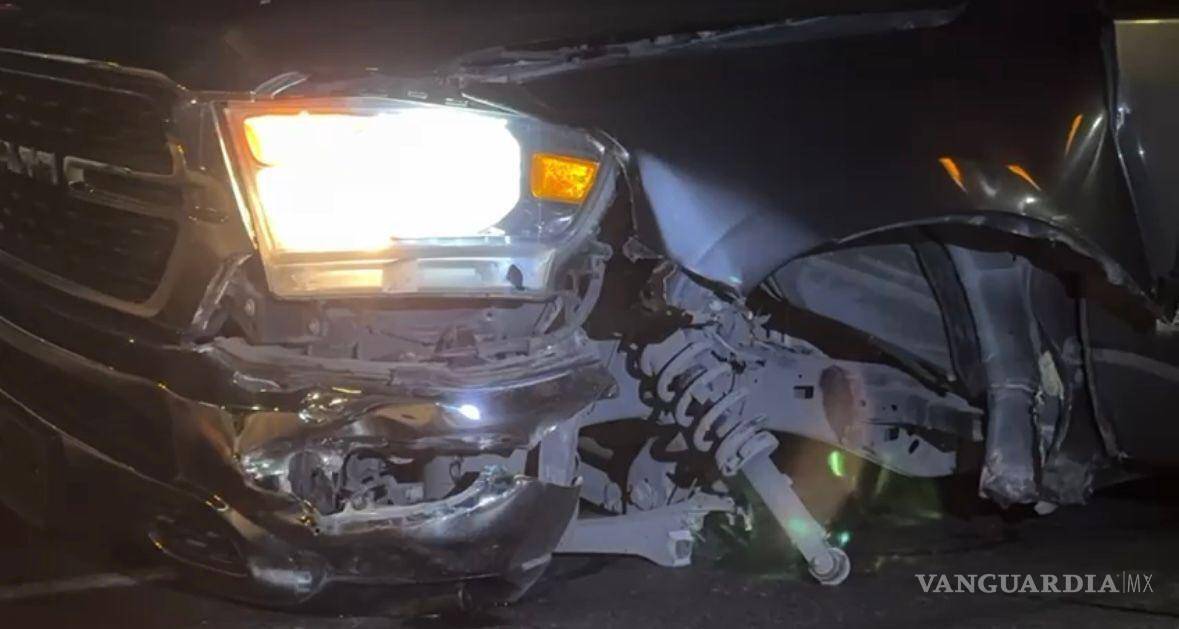 $!Uno de los neumáticos delanteros se desprendió tras el fuerte impacto de la camioneta.