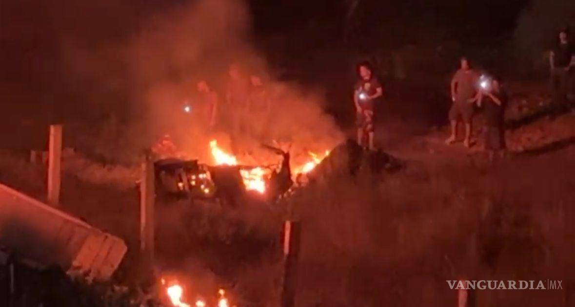 $!El siniestro generó alarma entre vecinos por el riesgo de que el fuego alcanzara viviendas.