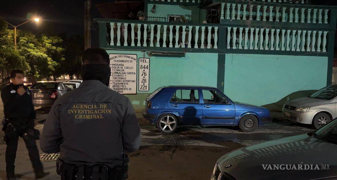 $!La vivienda ubicada en la calle María Herrera, esquina con bulevar Solidaridad, quedó acordonada.