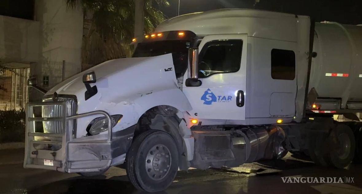 $!Autoridades municipales realizaron el cierre parcial de la vialidad mientras se llevaban a cabo las maniobras de seguridad, a fin de evitar riesgos para peatones y automovilistas.