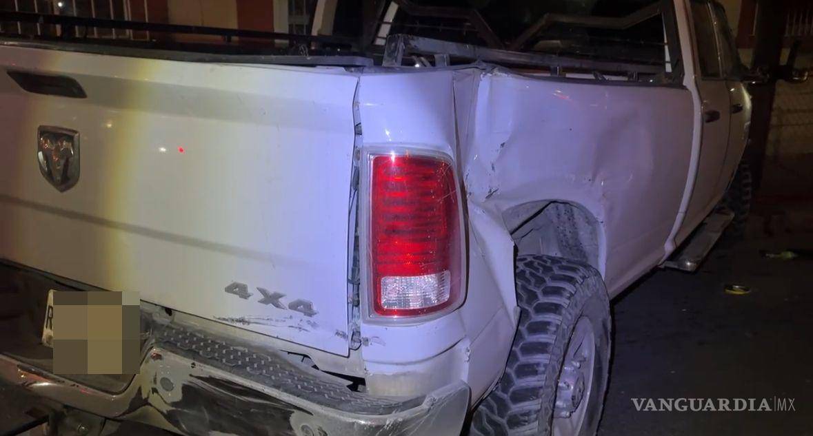 $!Elementos del Cuerpo de Bomberos trabajaron en el cruce de las calles Cárdenas y Allende para controlar la fuga de gas provocada tras el impacto entre una pipa y una camioneta.