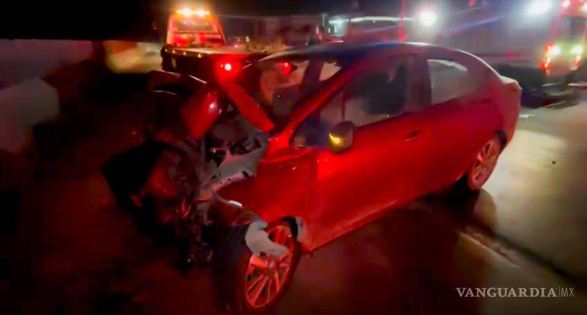 $!El Nissan Versa responsable del choque quedó con el frente totalmente destrozado.