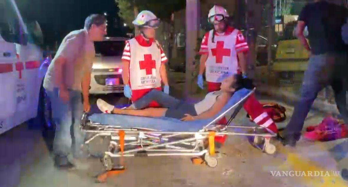 $!La víctima, identificada como Karina “N”, fue trasladada a la Clínica 86 del IMSS con probable fractura en una pierna.
