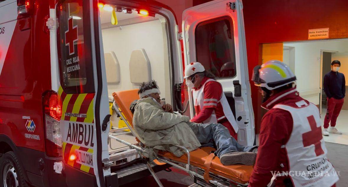 $!El hombre resultó con una lesión en la cabeza tras resbalar en una rampa ubicada sobre el periférico Luis Echeverría Álvarez.