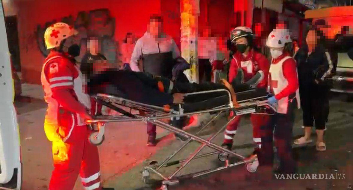 $!Paramédicos de la Cruz Roja brindaron atención prehospitalaria al motociclista lesionado tras el choque en la colonia Morelos.