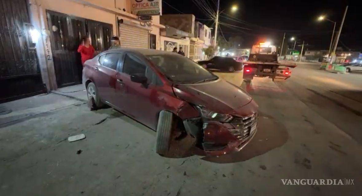 $!El Nissan Versa estacionado sufrió daños en la parte frontal tras ser golpeado por la camioneta.