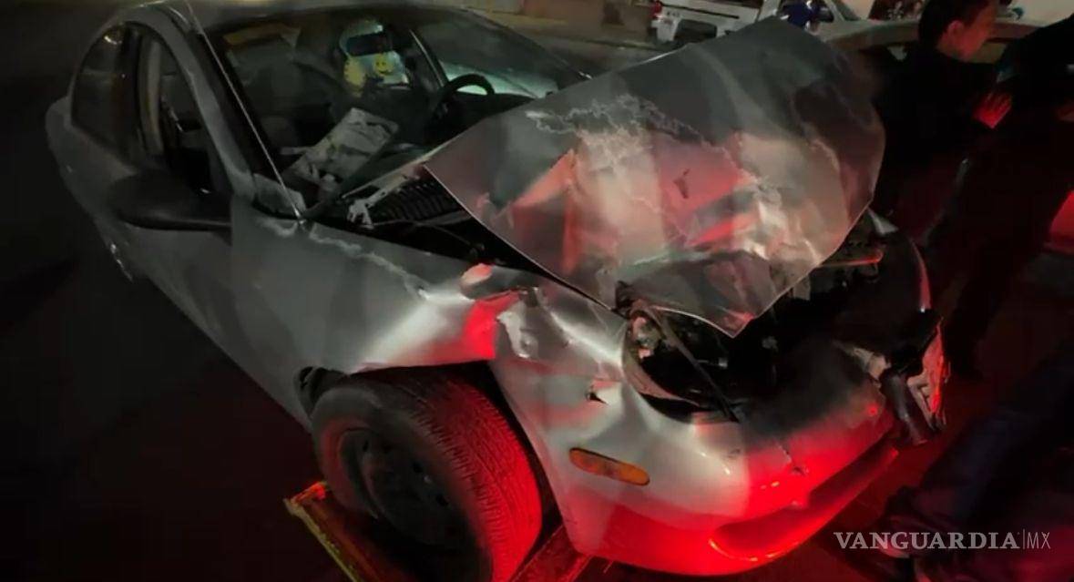 $!El Dodge Neón impactado quedó atravesado sobre la avenida Géminis tras el choque inicial.