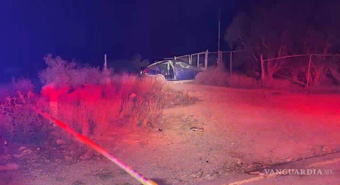 $!Dos hombres lesionados fueron encontrados fuera del automóvil y trasladados a un hospital.