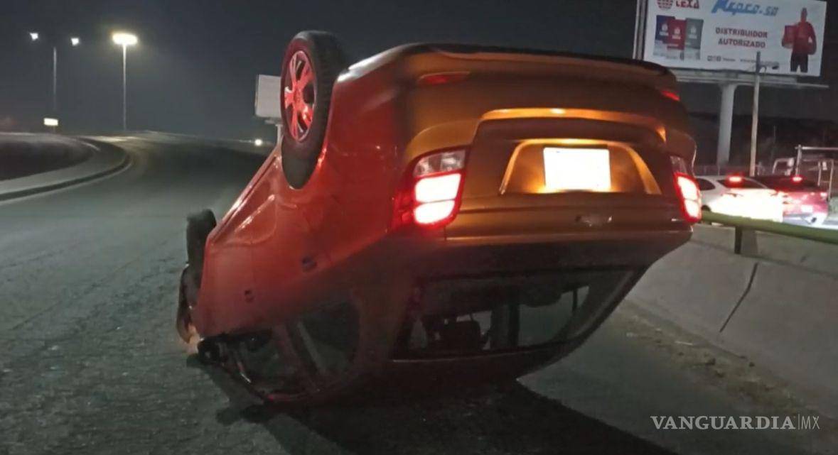 $!Testigos reportaron el accidente al 911 y las autoridades municipales abanderaron la zona para evitar otro percance en los carriles principales del periférico.