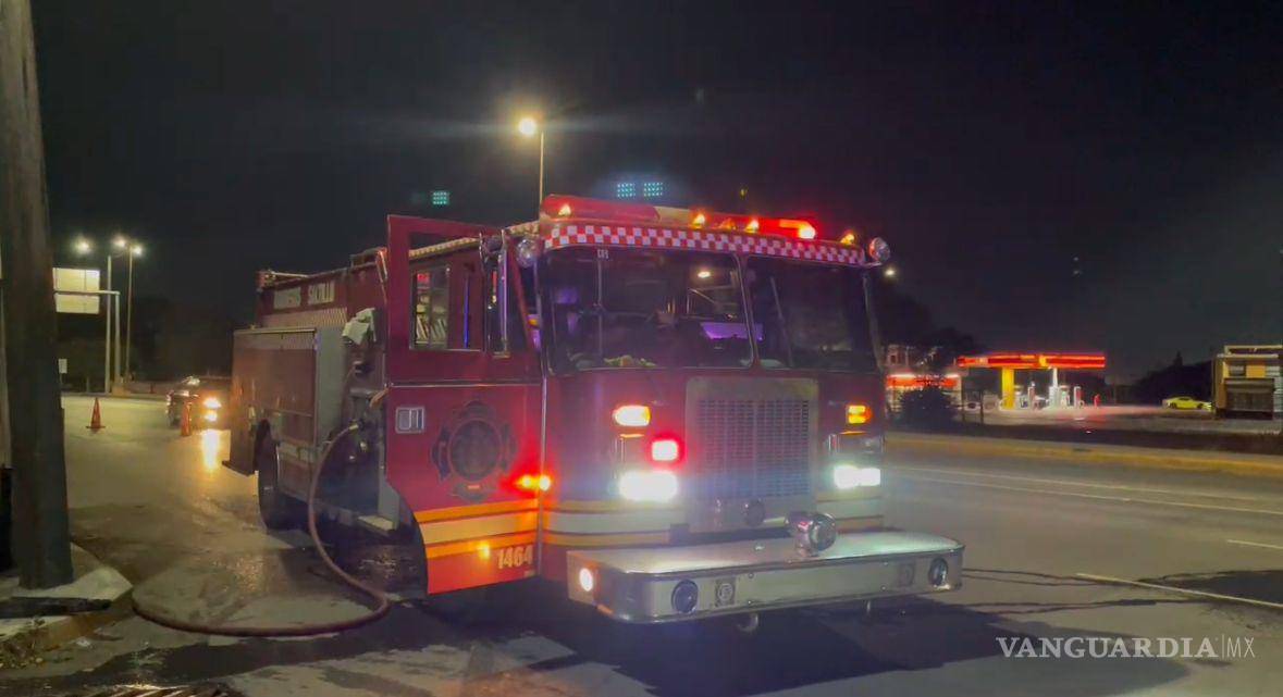 $!Bomberos de Saltillo trabajaron durante varios minutos para sofocar las llamas.