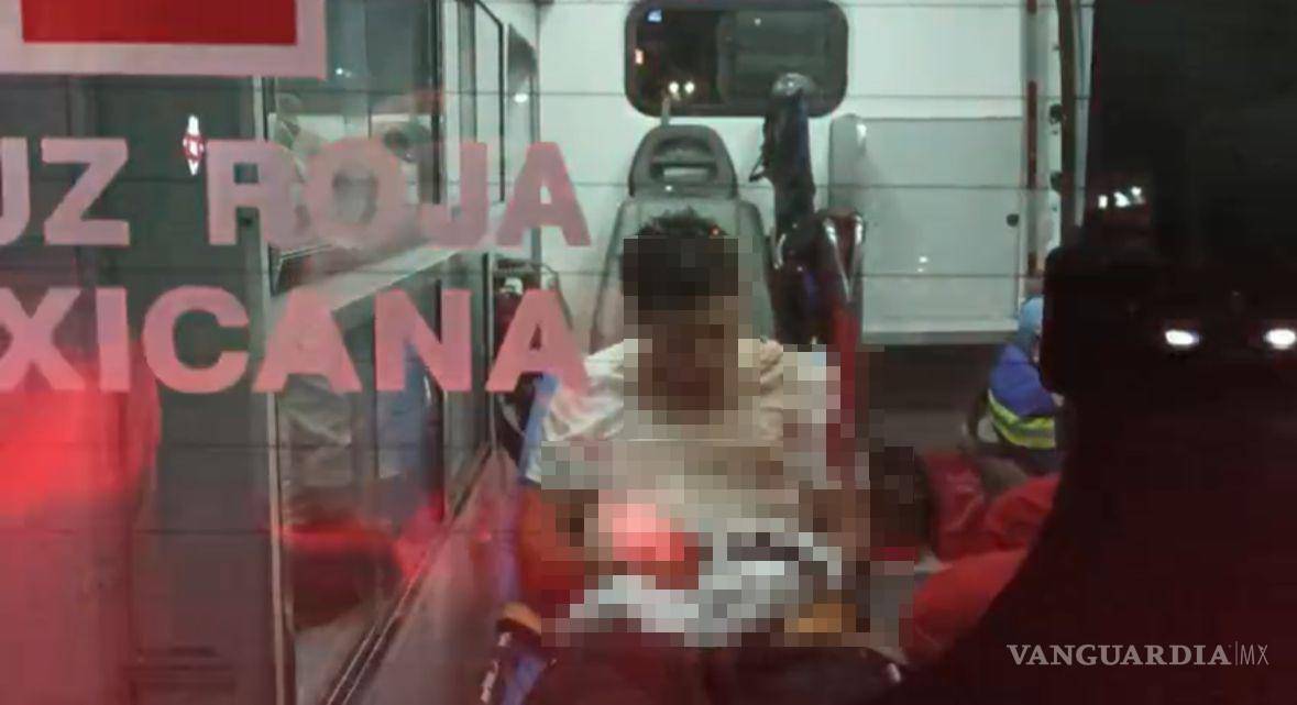 $!Paramédicos de la Cruz Roja trasladaron al joven herido a un hospital.