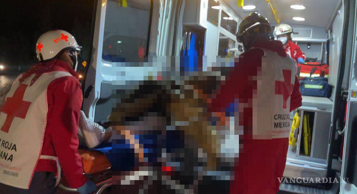 $!Jimena, de 13 años, permaneció atrapada junto a su padre y fue liberada por rescatistas de la Cruz Roja tras varios minutos de labores.