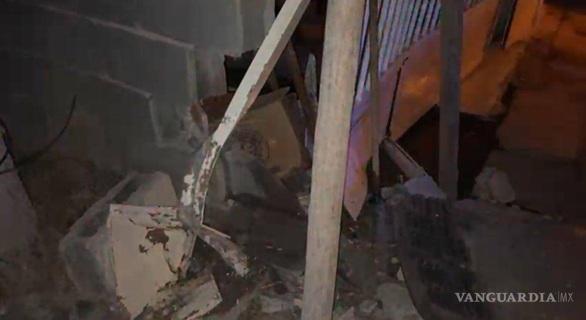 $!La propiedad afectada sufrió daños en su portón luego de que el conductor perdiera el control de la unidad.