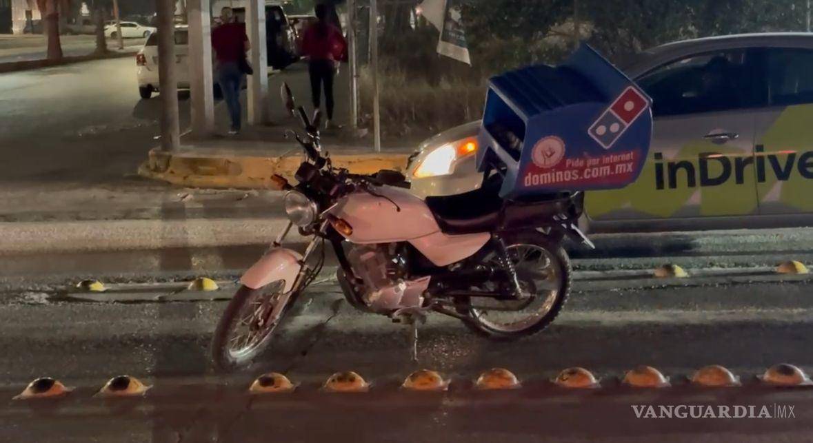 $!La motocicleta quedó dañada tras el impacto registrado en el cruce de ambos bulevares.