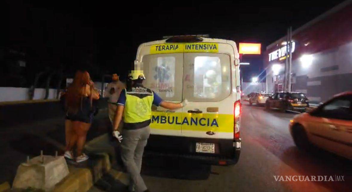 $!Paramédicos de la Secretaría de Salud valoraron al motociclista en el lugar del accidente.