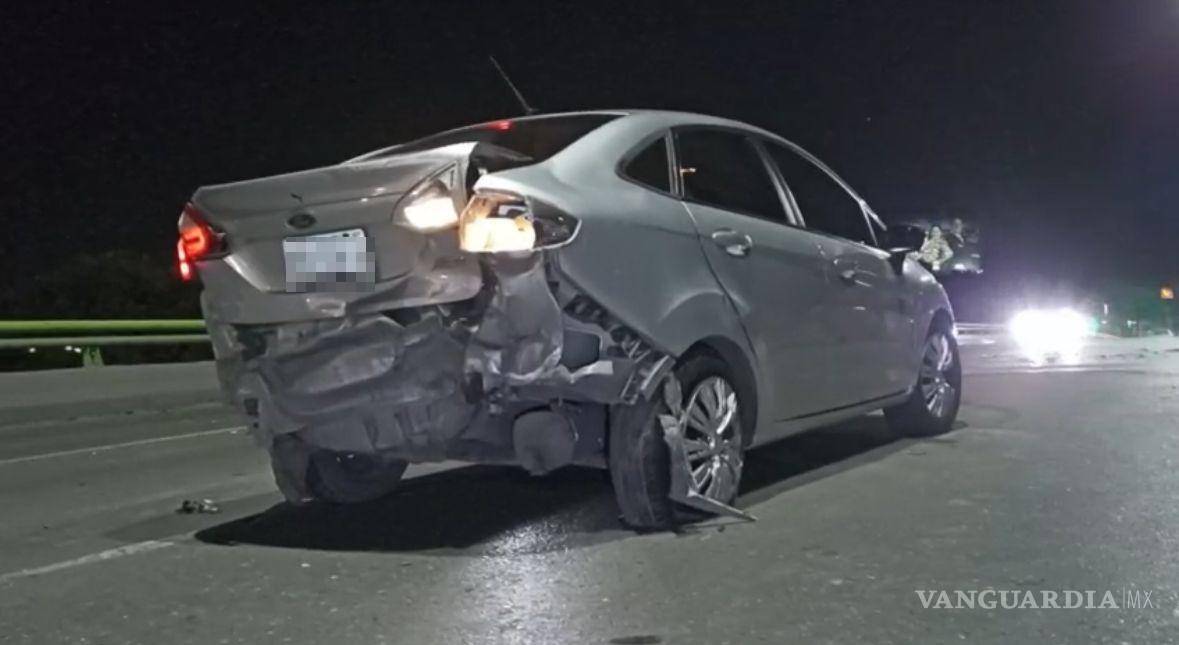 $!El Ford Fiesta quedó atravesado sobre el carril izquierdo tras el impacto registrado en el puente.