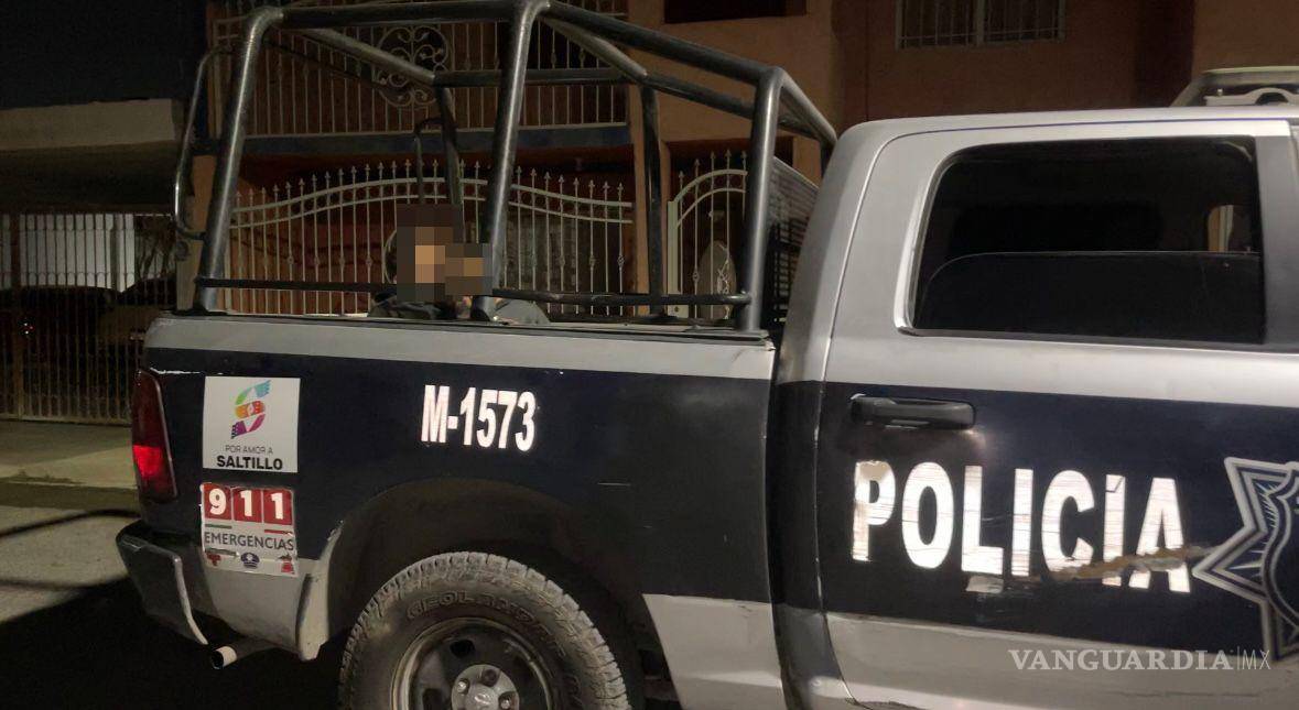 $!Los involucrados fueron detenidos luego de confirmarse que el arma era una réplica de aire comprimido.